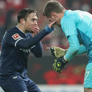 Felix Passlack schaut auf die Kopfwunde von Patrick Drewes