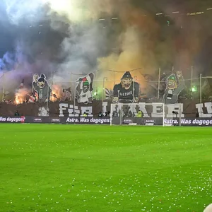 Pyro und Rauch in der Südkurve am Millerntor