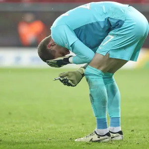 Patrick Drewes fasst sich an den Kopf.