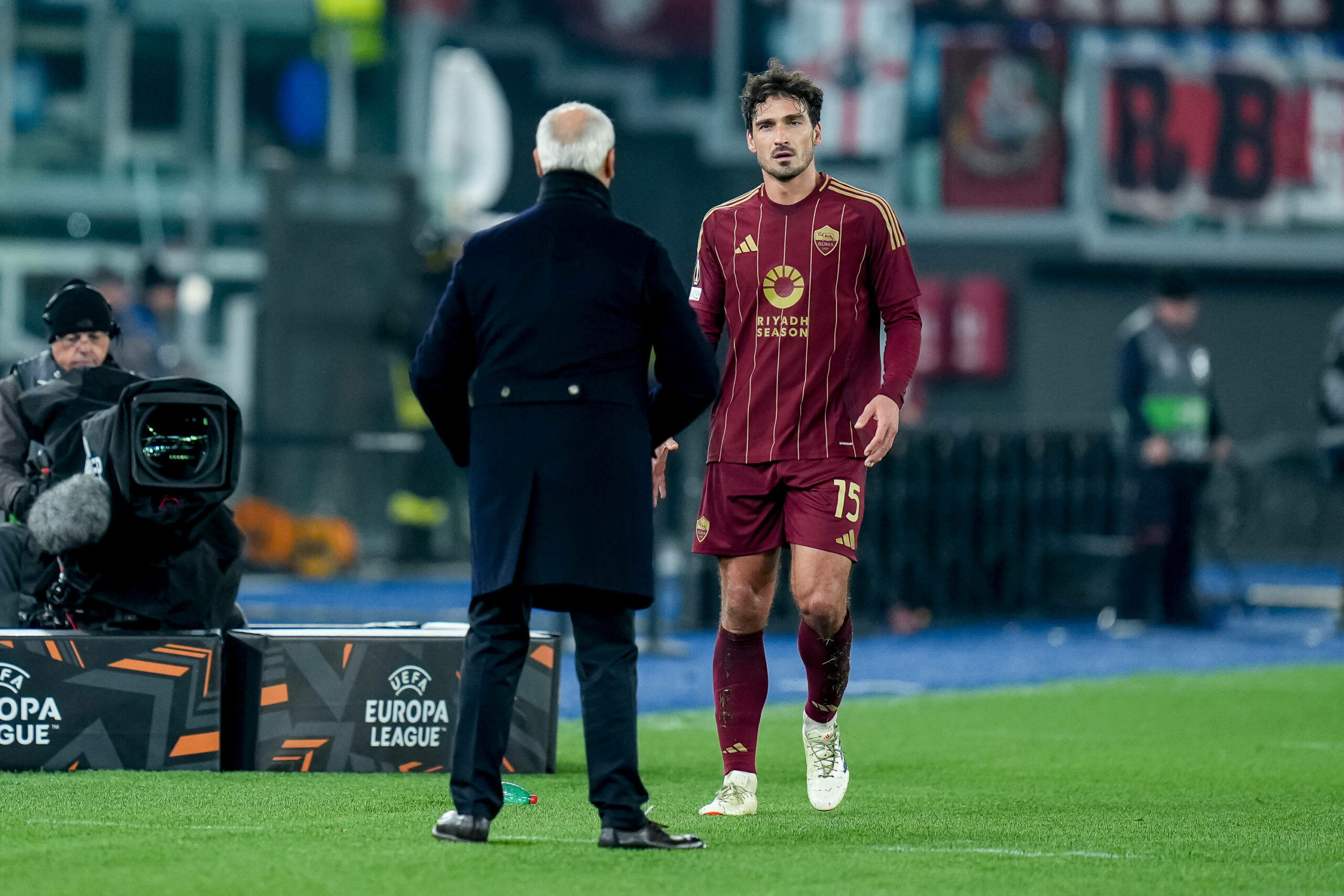 Mats Hummels klatscht mit Trainer Claudio Ranieri ab.