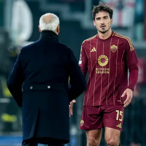 Mats Hummels klatscht mit Trainer Claudio Ranieri ab.