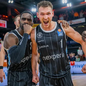 Brae Ivey feiert mit Osaro Jürgen Rich den Towers-Sieg in Vechta