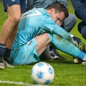Patrick Drewes wird am Kopf behandelt