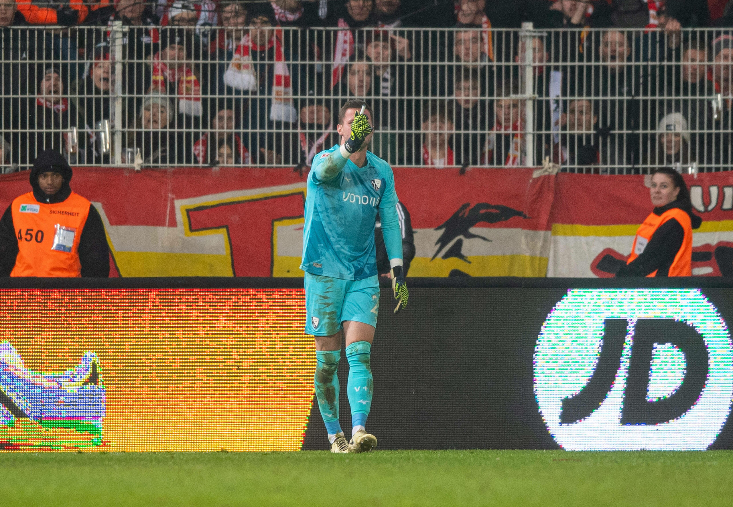 Patrick Drewes hält ein Feuerzeug in der Hand