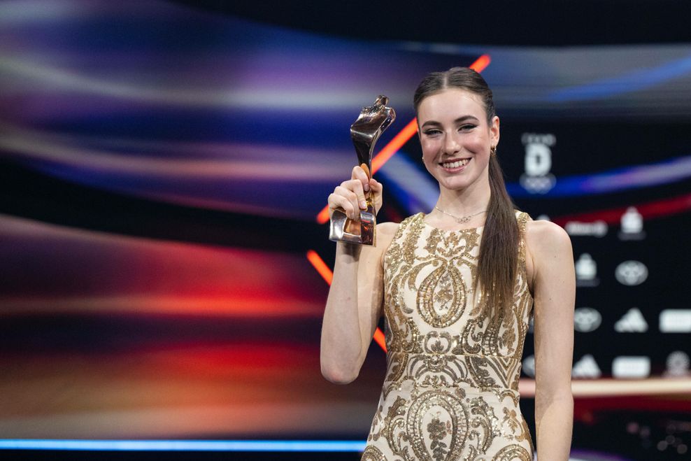 Darja Varfolomeev lächelt mit Trophäe in der Hand