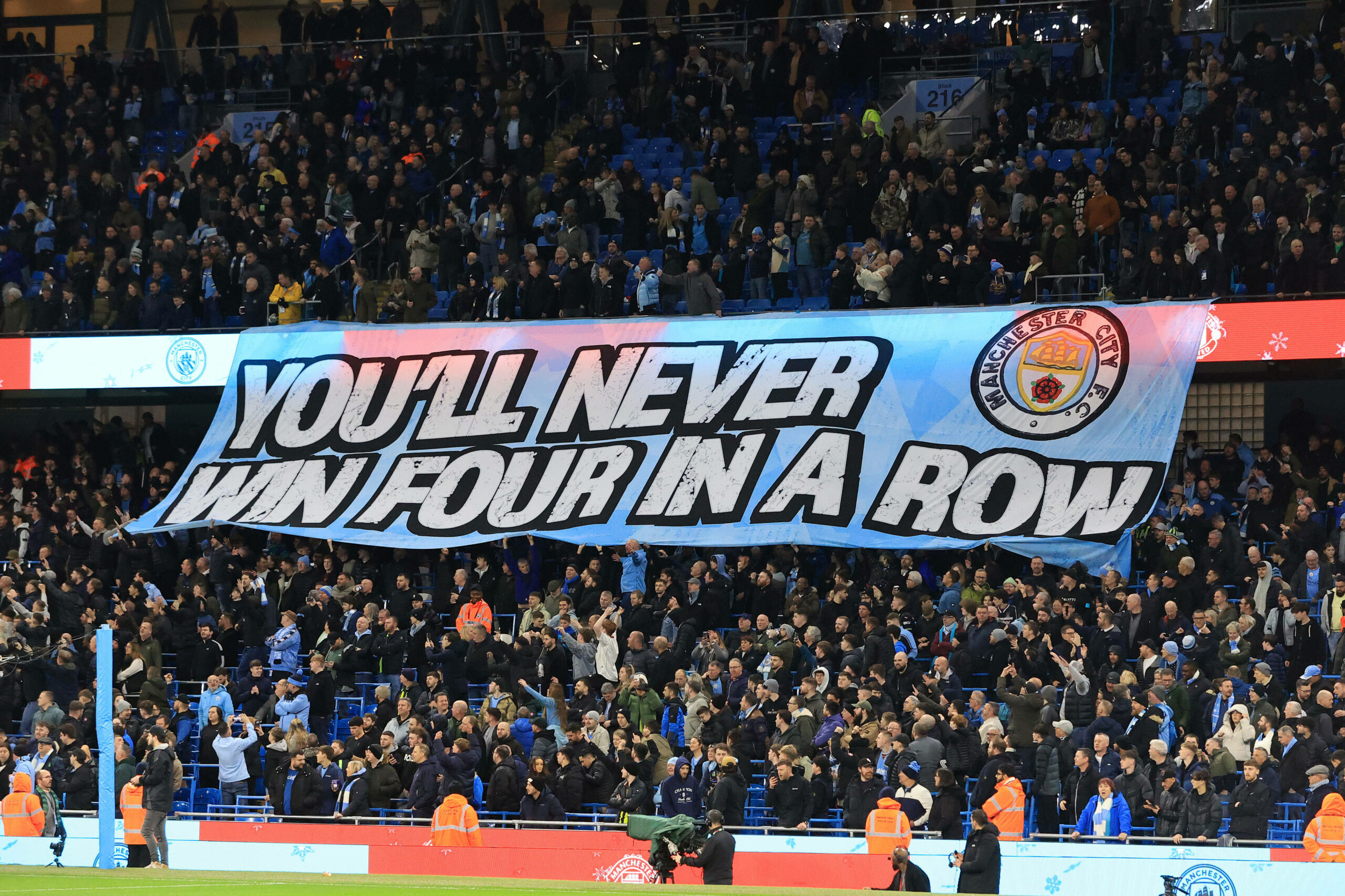 Fans von Manchester City zeigen ein Banner