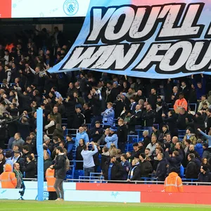 Fans von Manchester City zeigen ein Banner