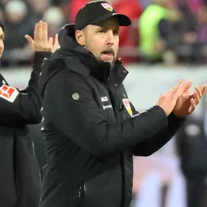 Sebastian Hoeneß klatscht Beifall