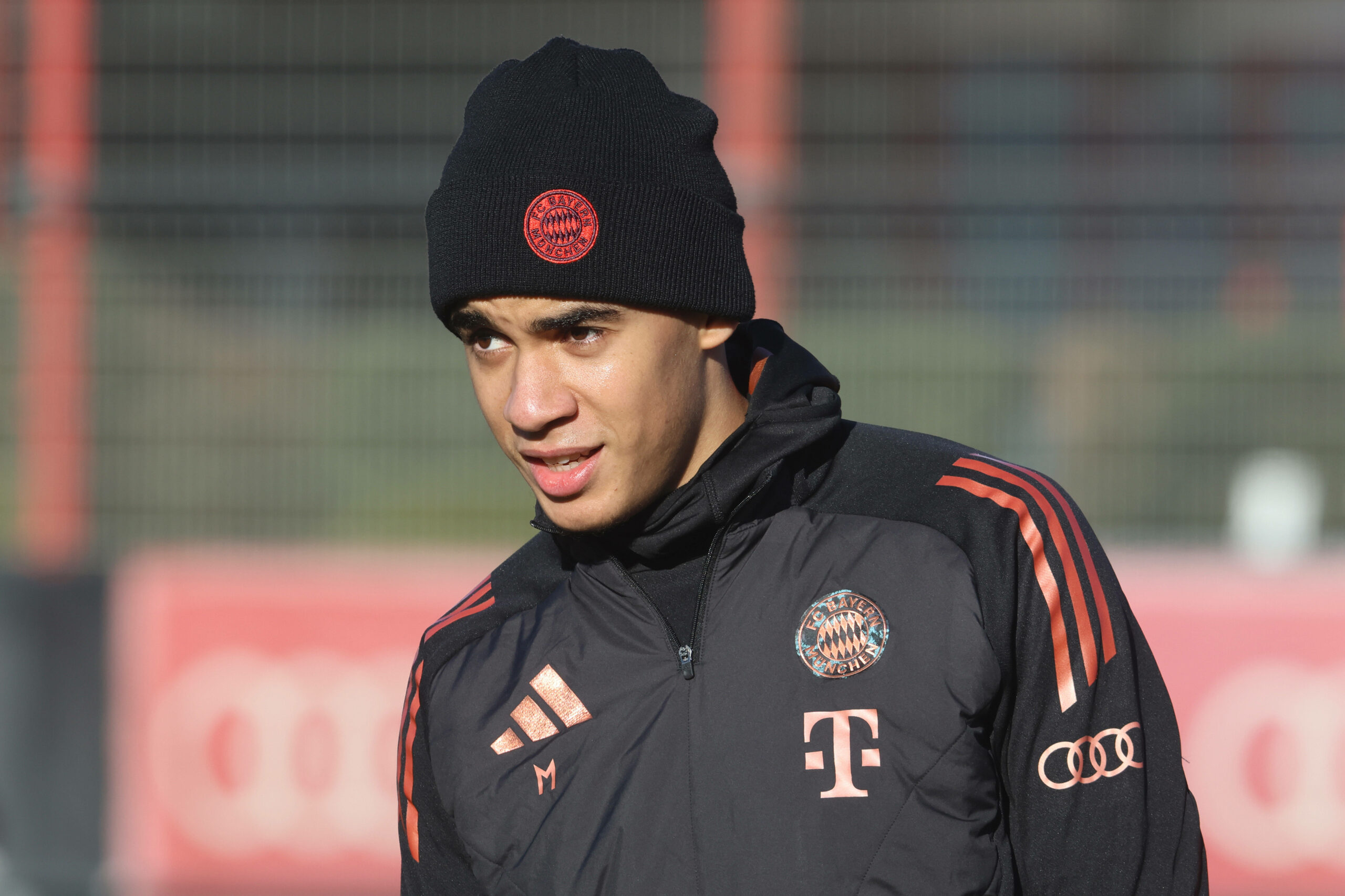 Jamal Musiala im Bayern-Training mit Mütze auf dem Kopf