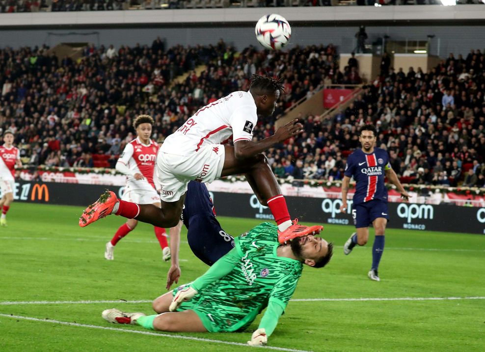 Monacos Wilfried Singo trifft Gianluigi Donnarumma voll mit dem Stollen im Gesicht.