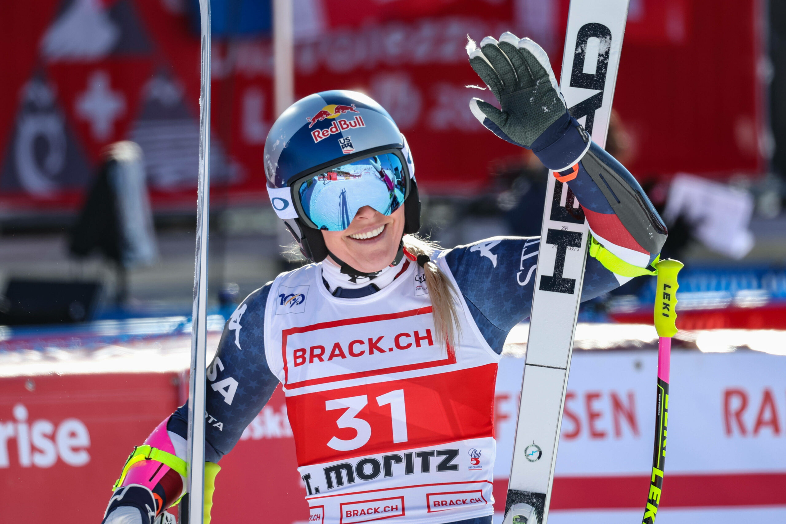 Lindsey Vonn winkt nach ihrer Zieleinfahrt den Zuschauern zu.