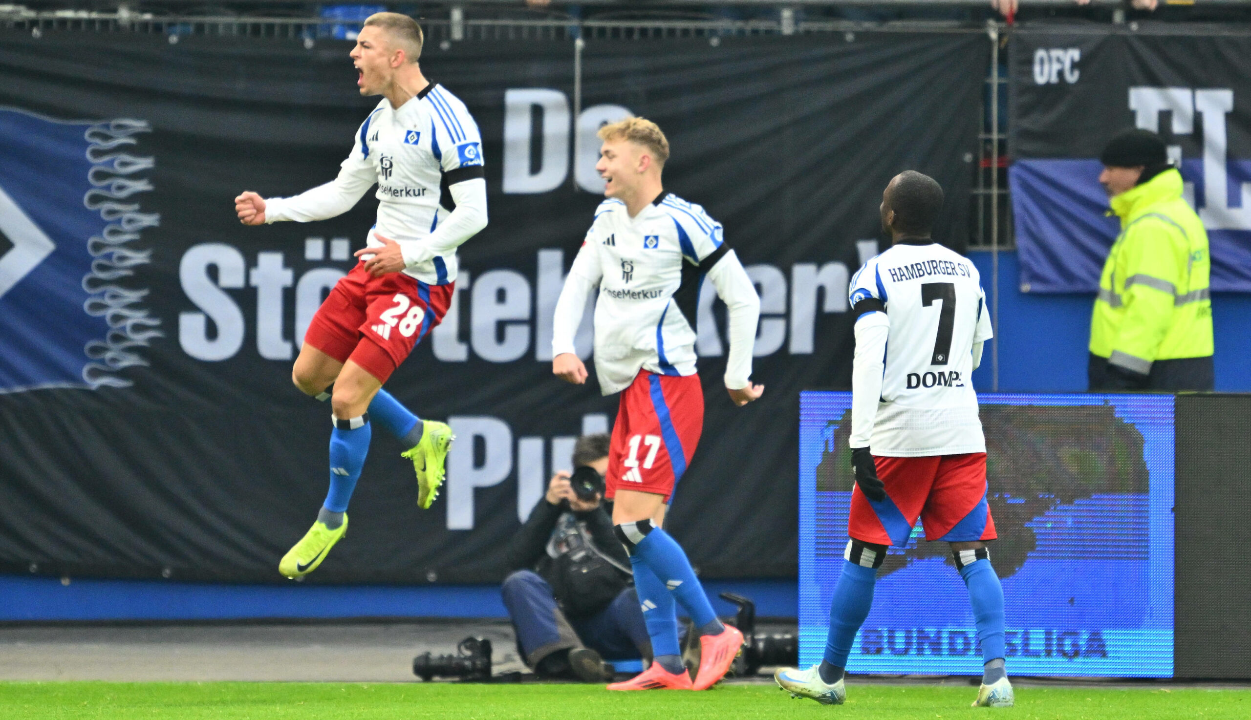 Miro Muheim springt jubelnd über den Platz im Volksparkstadion.