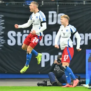 Miro Muheim springt jubelnd über den Platz im Volksparkstadion.