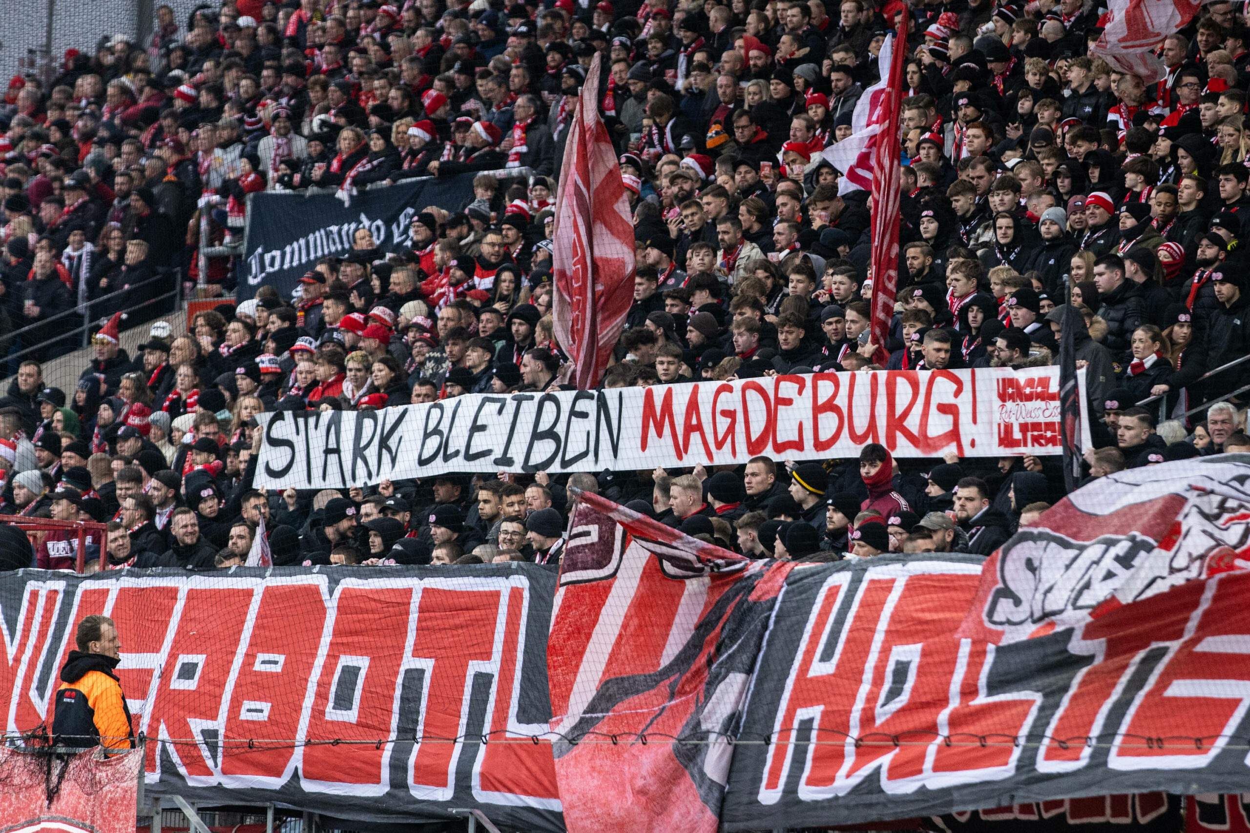 Essener Fans gedachten vor Spielbeginn der Opfer des Anschlags in Magdeburg.