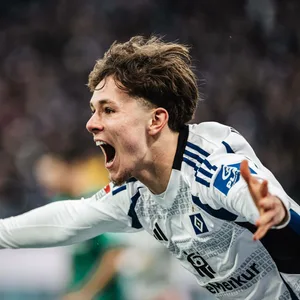 Otto Stange jubelt nach seinem ersten Profi-Tor für den HSV.