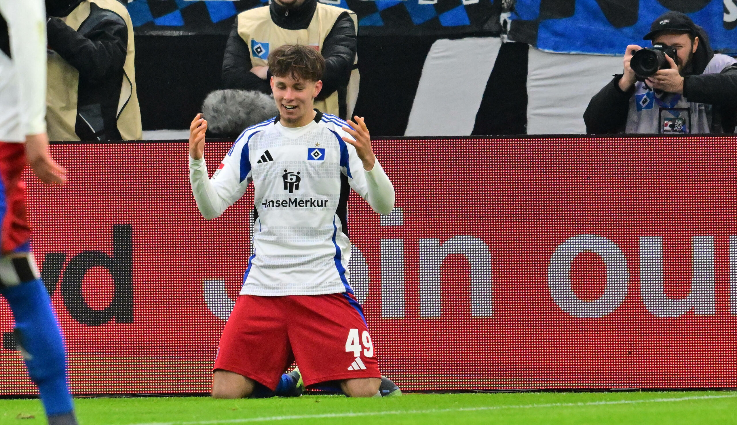 Ein Tor der besonderen Art: Otto Stange wusste, bei wem er sich nach seinem Treffer gegen Fürth zu bedanken hatte.