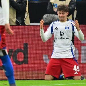 Ein Tor der besonderen Art: Otto Stange wusste, bei wem er sich nach seinem Treffer gegen Fürth zu bedanken hatte.