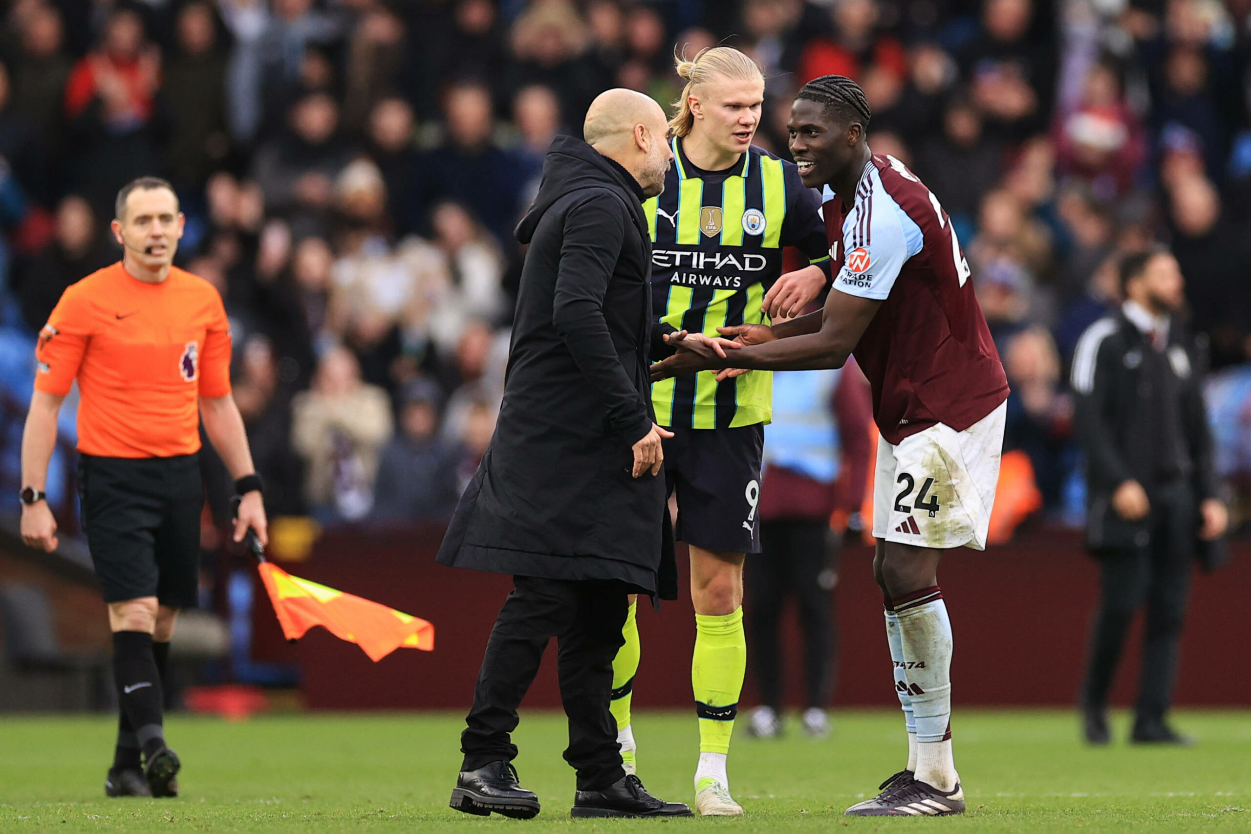 Pep Guardiola, Erling Haaland und Amadou Onana diskutieren miteinander auf dem Platz