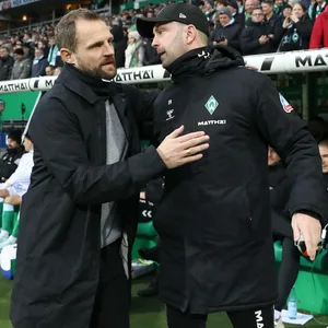 Bo Svensson und Ole Werner umarmen sich an der Seitenlinie