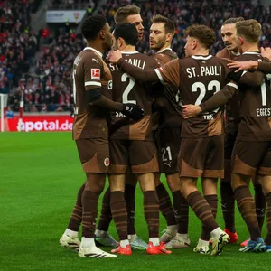Kollektiver St. Pauli-Jubel: Die Kiezkicker gewinnen in Stuttgart.