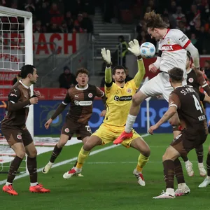 Nick Woltemade köpft den Ball, Nikola Vasilj zieht rechtzeitig die Hände hoch.
