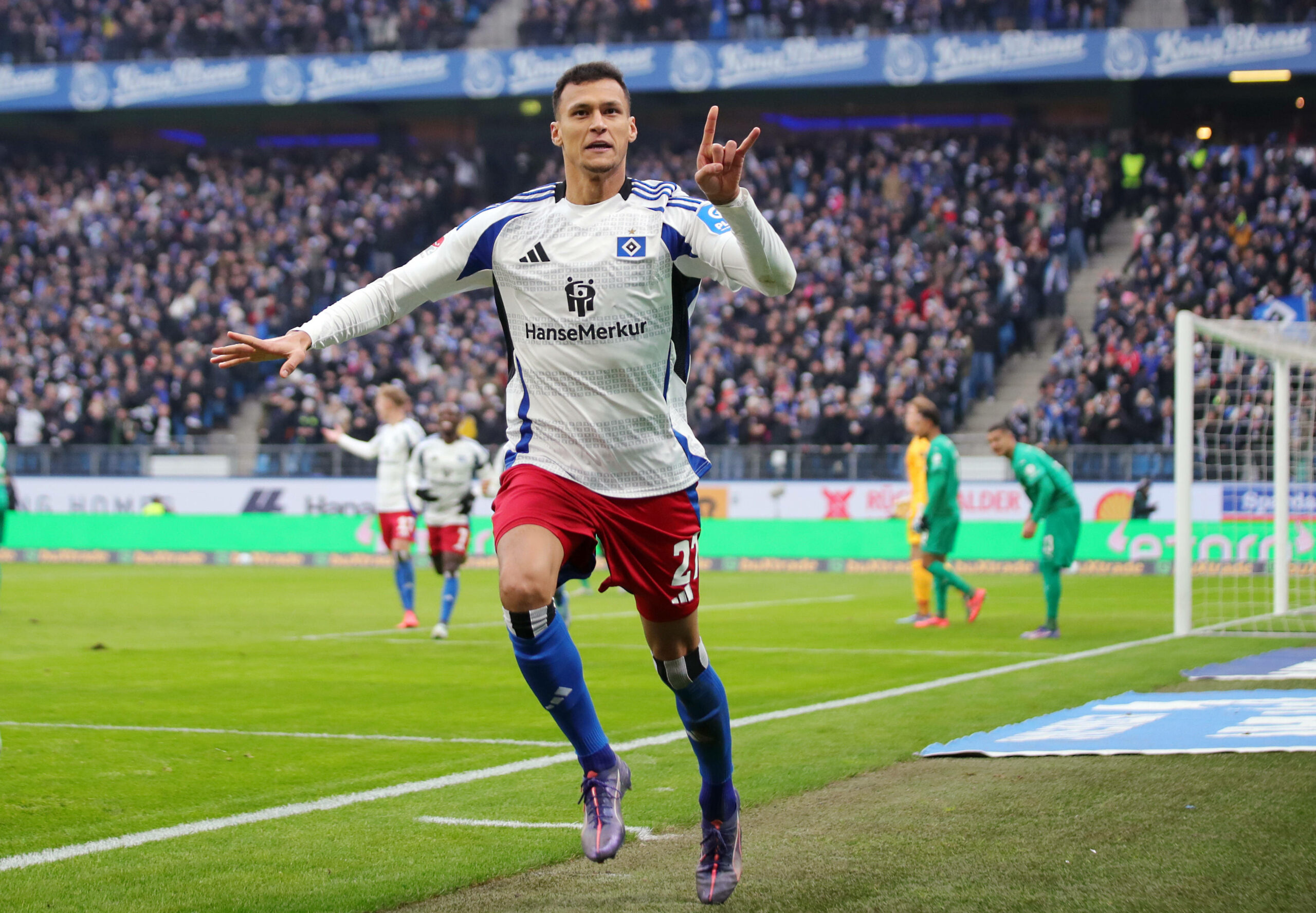 Große Leistung, große Gesten: Davie Selke schlug beim HSV voll ein, bejubelt hier sein zweites Tor gegen Fürth.