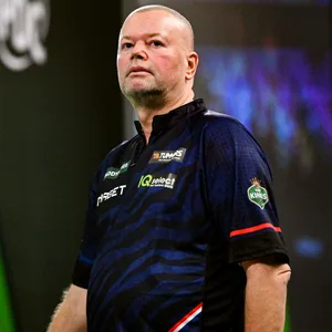 Raymond van Barneveld guckt in Richtung der Fans.