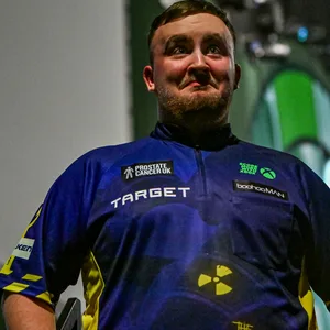 Luke Littler reißt die Augen weit auf.