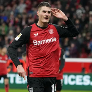 Patrik Schick jubelt in Richtung der Fans.