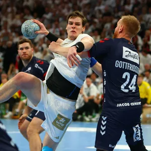 Dominik Axmann lässt sich auch vom Flensburger Jim Gottfridsson nicht aufhalten.