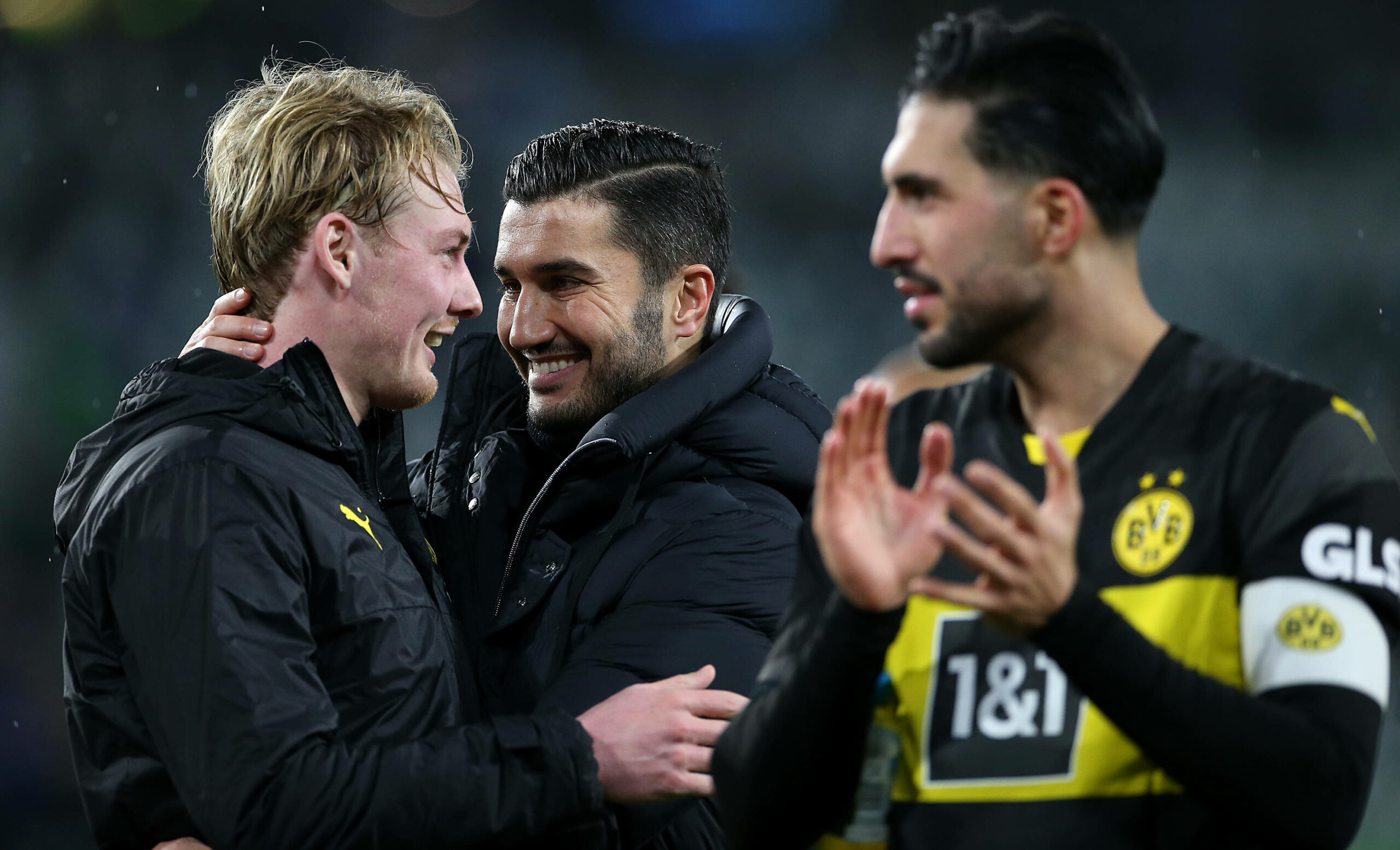 Julian Brandt und Nuri Sahin umarmen sich