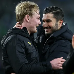 Julian Brandt und Nuri Sahin umarmen sich