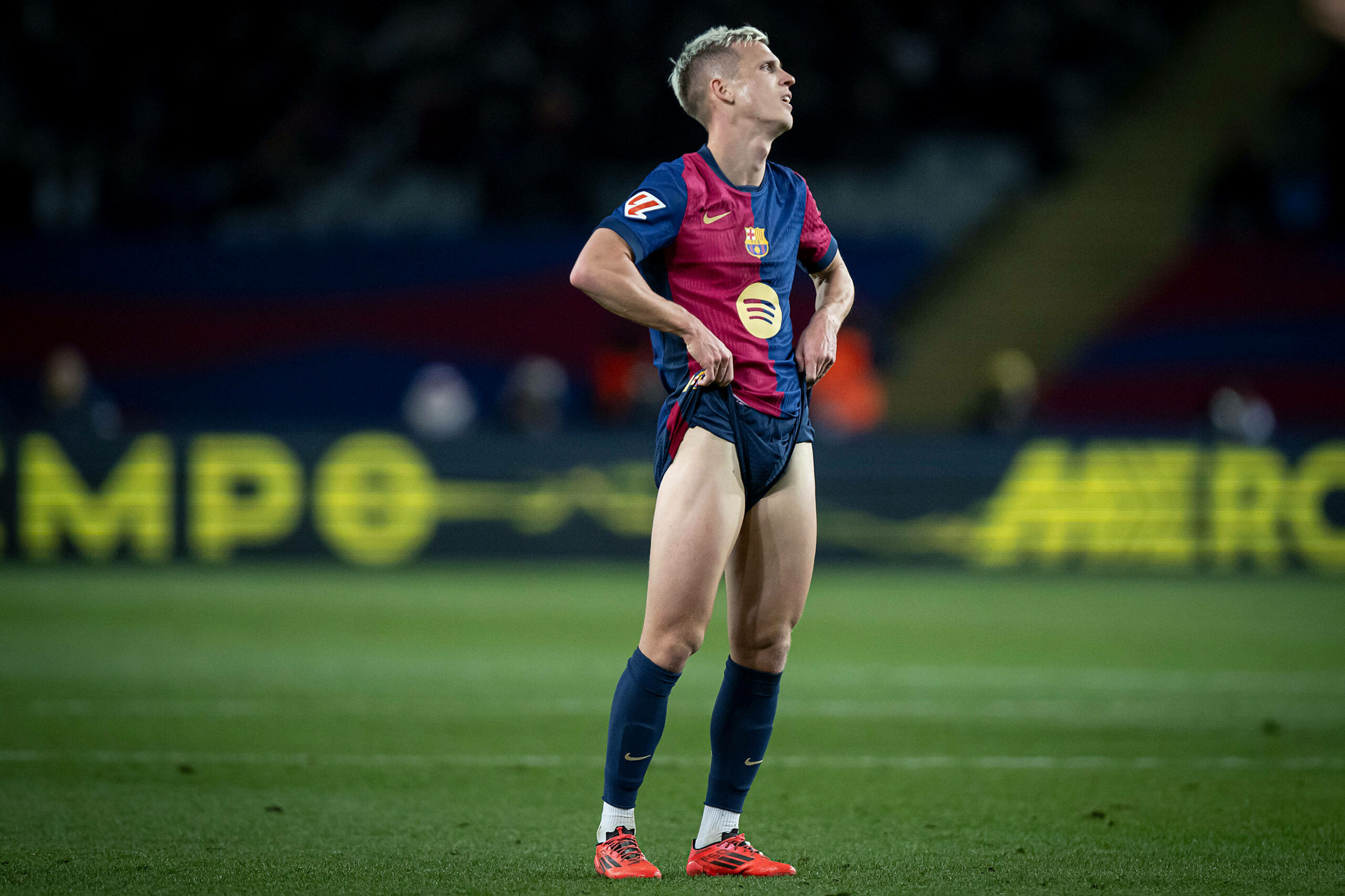 Dani Olmo zieht an seiner Hose