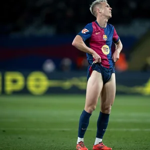 Dani Olmo zieht an seiner Hose