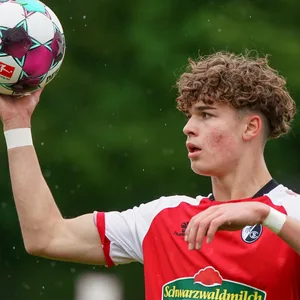 Noah Weißhaupt im Trikot des SC Freiburg