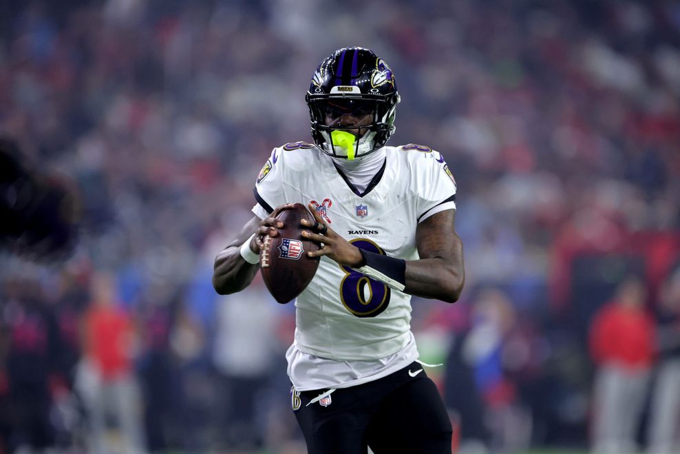 Lamar Jackson fängt einen Football.