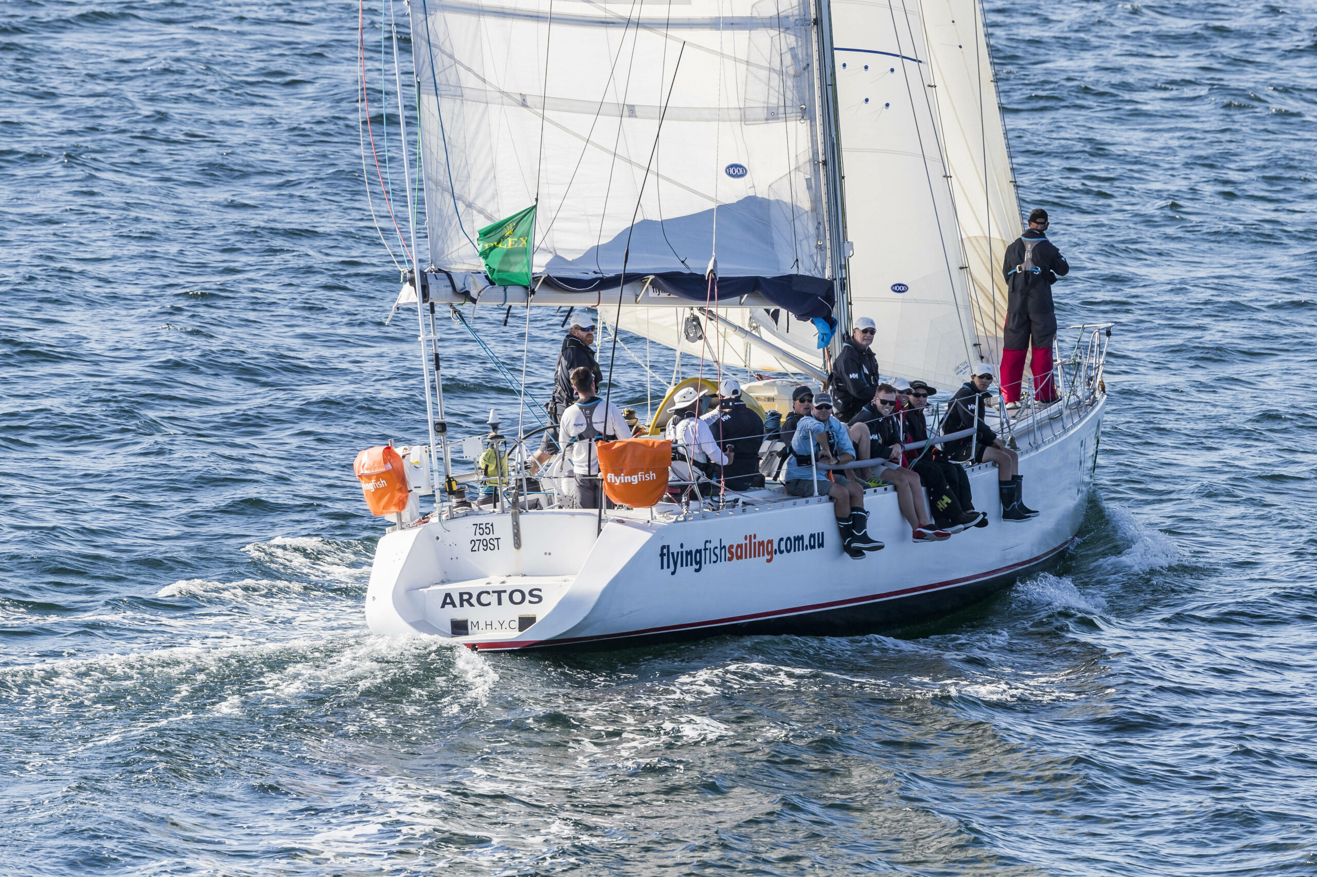 Das Segelschiff Flying Fish Arctos und die Crew