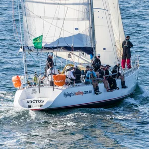 Das Segelschiff Flying Fish Arctos und die Crew