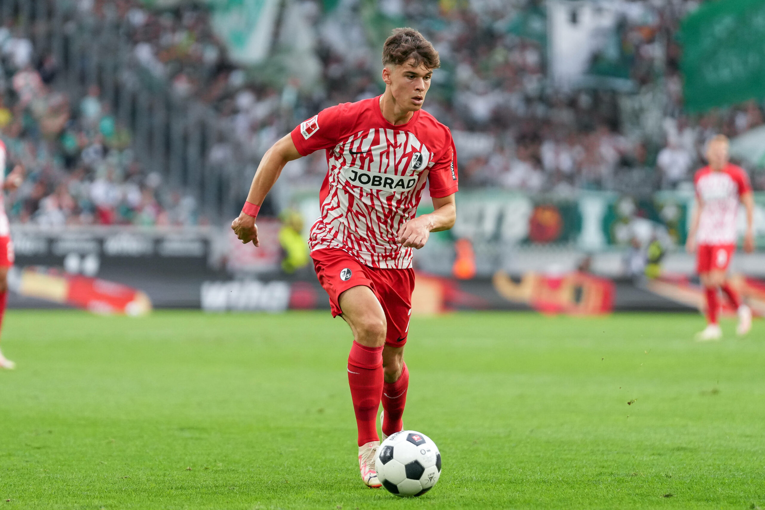 Noah Weißhaupt dribbelt am Ball