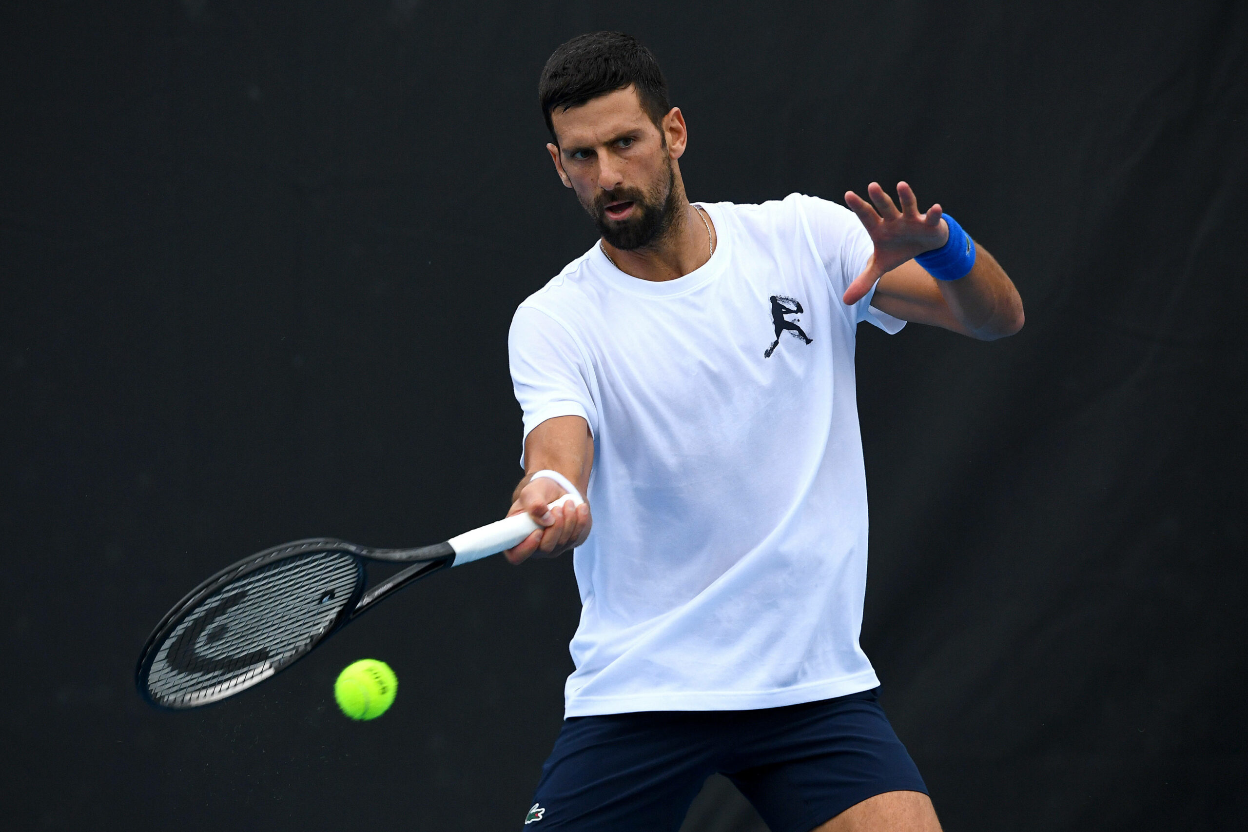 Novak Djokovic schlägt den Tennisball.