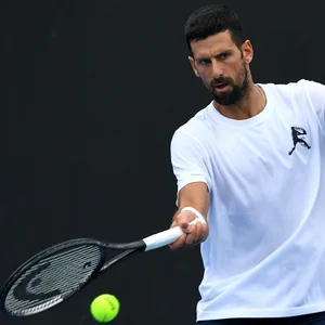Novak Djokovic schlägt den Tennisball.