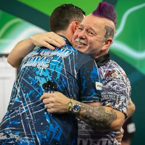 Luke Humphries umarmt Peter Wright