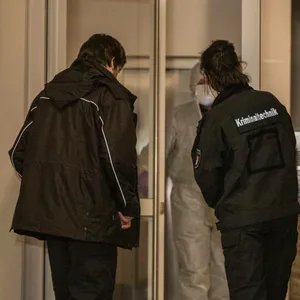 Die Ermittler untersuchten die gesamte Wohnung nach Spuren.(Symbolfoto)