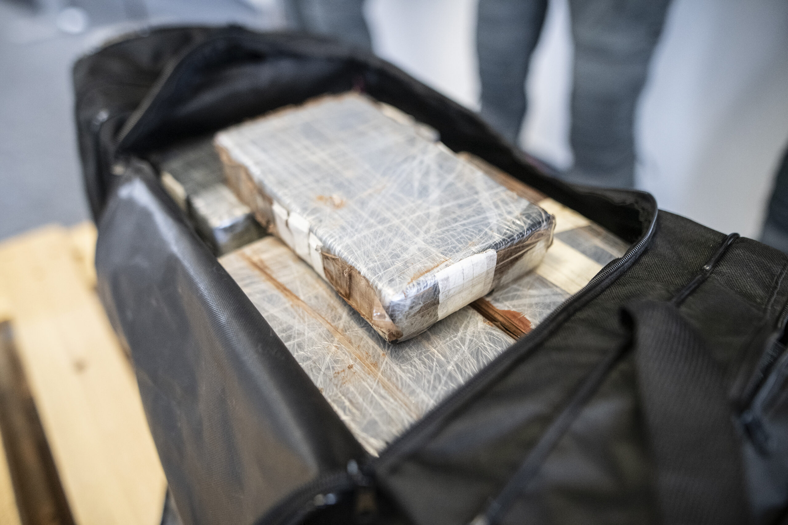 Immer wieder werden Taschen oder andere Behälter mit Kokain angespült. (Symbolfoto)