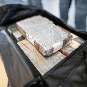 Immer wieder werden Taschen oder andere Behälter mit Kokain angespült. (Symbolfoto)