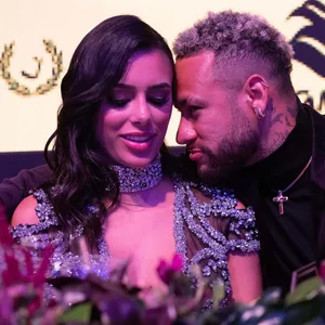 Neymar lehnt sich an Freundin Bruna Biancardi
