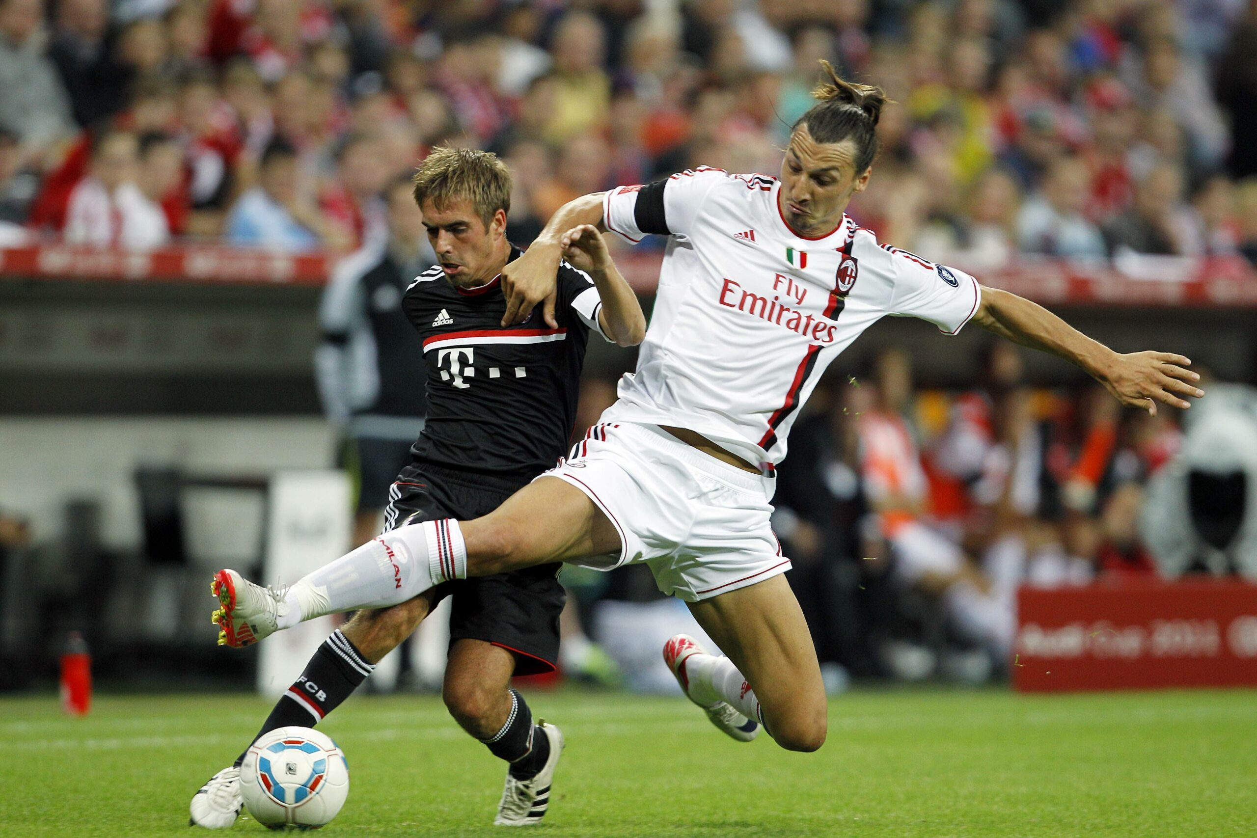 Philipp Lahm und Zlatan Ibrahimovic im Zweikampf beim Audi-Cup 2011