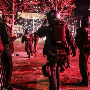 Silvesterkrawalle im vergangenen Jahr. Männer haben ein deutlich größeres Bedürfnis, Dinge in die Luft zu jagen, als Frauen.