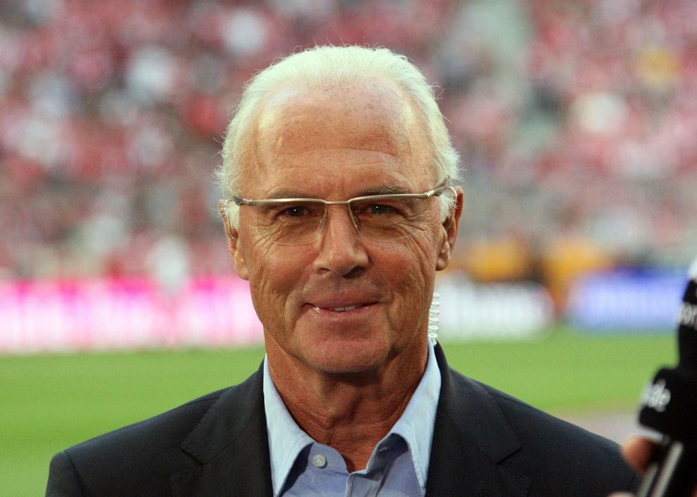 Franz Beckenbauer lacht in die Kamera