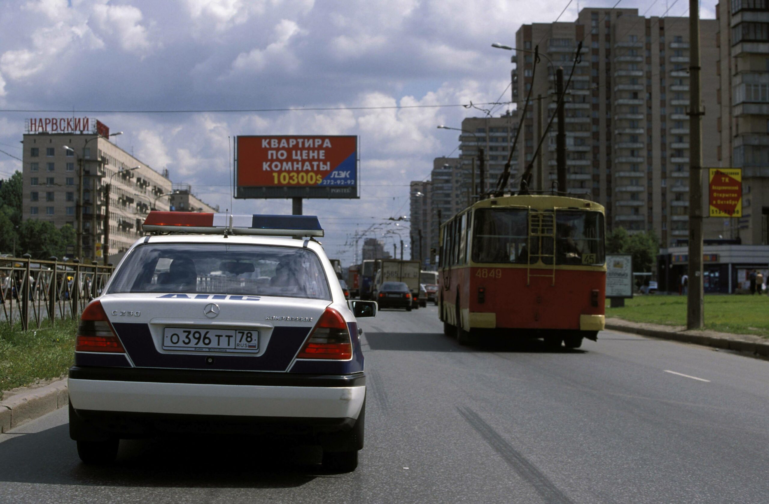 2005: Eine Polizeistreife ist auf einer Straße in St. Petersburg unterwegs.